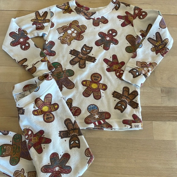Gap Marvel Holiday Pajama Set - Picture 4 of 7